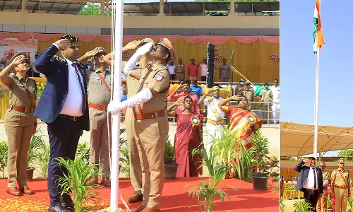 பாளை வ.உ.சி. மைதானத்தில் சுதந்திர தின விழா கோலாகலம்- கலெக்டர் கார்த்திகேயன் நலத்திட்ட உதவிகள் வழங்கினார்