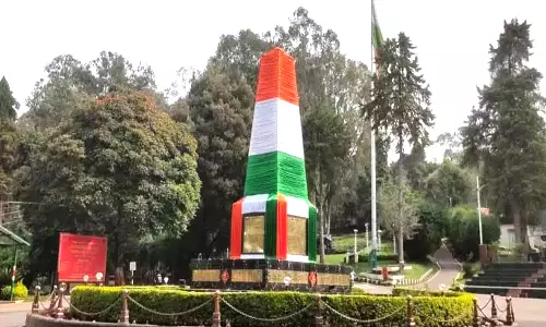 குன்னூரில் மூவர்ண கொடியால் அலங்கரிக்கப்பட்ட போர் நினைவு தூண்