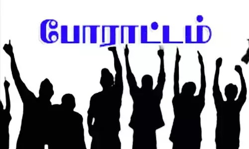 பந்தலூர் அருகே தெருவிளக்குகள் அமைக்கக்கோரி தீப்பந்தங்கள் ஏந்தி பொதுமக்கள் போராட்டம்