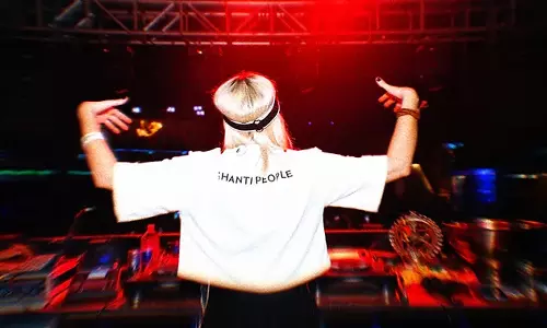 அதெப்படி தேசிய கொடியை இப்படி செய்வீங்க? சர்ச்சையில் சிக்கிய உக்ரைன் பாடகி..!