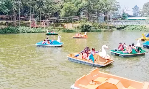 சுதந்திர தின விடுமுறையையொட்டிஏற்காடு, மேட்டூரில் குவிந்த சுற்றுலா பயணிகள்