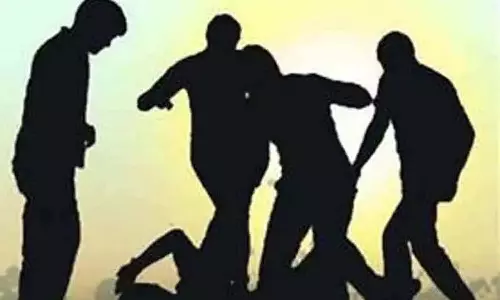 வெள்ளகோவிலில் தனியார் நிறுவன மேலாளரை தாக்கிய 4பேர் கைது