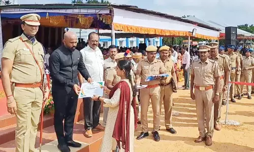 சுதந்திர தினவிழாவில் கலெக்டர் தேசியக்கொடி ஏற்றினார்