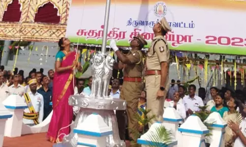 சுதந்திர தினத்தை யொட்டி தேசியக்கொடி ஏற்றிய கலெக்டர் சாருஸ்ரீ