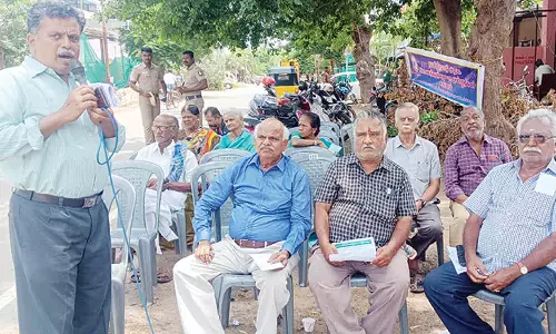 ஓய்வூதிய சங்கத்தினர் ஆர்ப்பாட்டம்