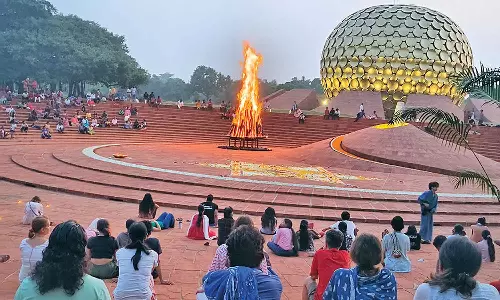 அரவிந்தரின் 150-வது பிறந்தநாள் விழா: ஆரோவில்லில் போன் பயர் கூட்டு தியானம்