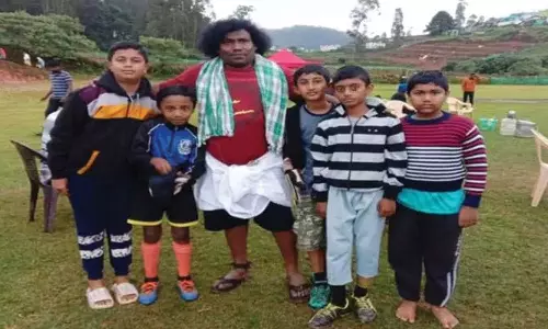 ஊட்டியில் சிறுவர்களுடன் கால்பந்து விளையாடிய நடிகர் யோகிபாபு
