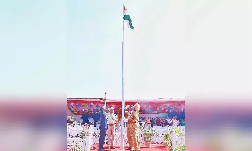 திருப்பூரில் சுதந்திர தினவிழா - கலெக்டர் தேசிய கொடியேற்றினார்