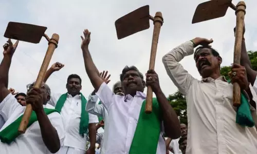 நல்லதங்காள் அணை கட்டுவதற்கு நிலம் கொடுத்த விவசாயிகள் இழப்பீடு கேட்டு  போராட்டம்