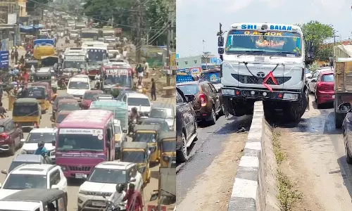 பெரியபாளையத்தில் டிரெய்லர் லாரி விபத்து: போக்குவரத்து பாதிக்கப்பட்டதால் வாகன ஓட்டிகள் அவதி