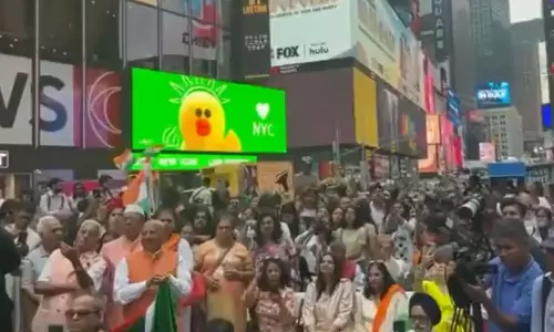 டைம்ஸ் சதுக்கத்தில் சுதந்திர தின கொண்டாட்டம்.. மாஸ் காட்டிய வெளிநாடு வாழ் இந்தியர்கள்..!