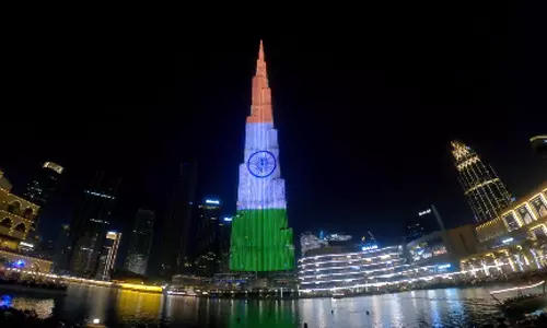 புர்ஜ் கலிபா கட்டிடத்தில் லேசர் ஒளியில் ஜொலித்த இந்திய மூவர்ண கொடி