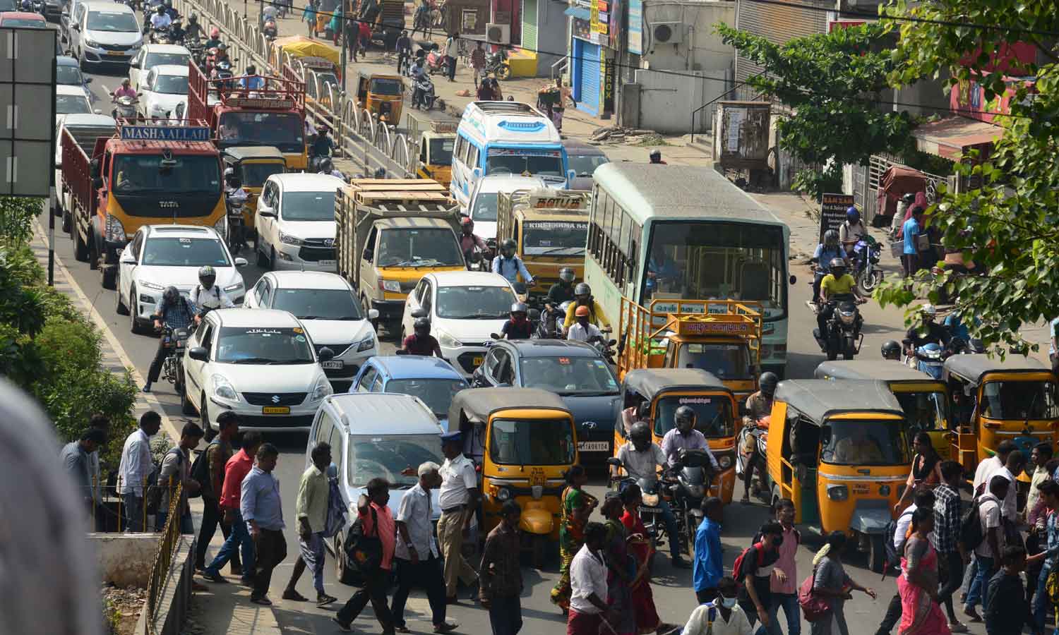 அரசு பஸ்கள் மூலம் 1½ லட்சம் பயணிகள் சென்னை வந்தனர்: கோயம்பேடு, வடபழனியில் போக்குவரத்து நெரிசல்