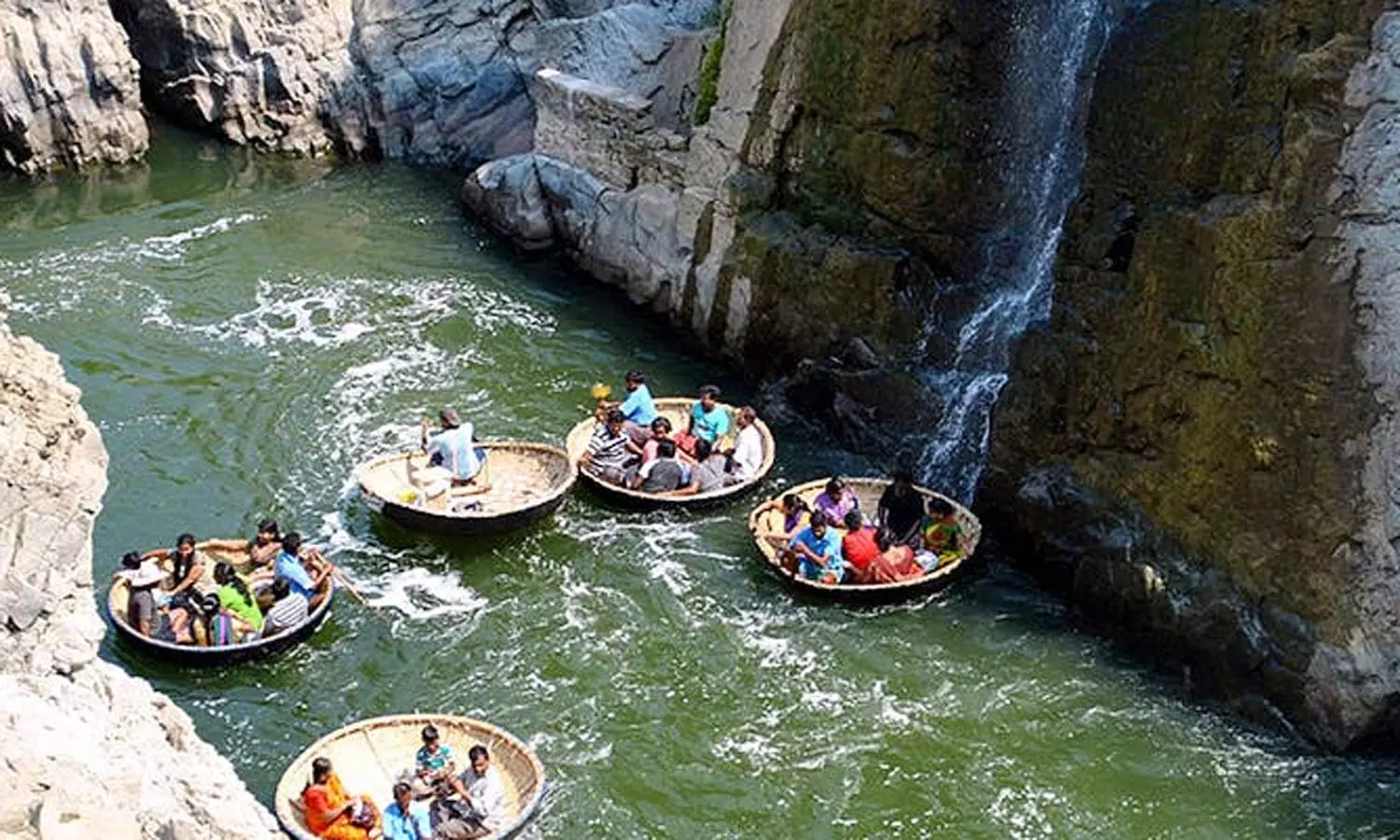 நீர்வரத்து 8 ஆயிரம் கனஅடியாக அதிகரிப்பு: ஒகேனக்கல் காவிரி ஆற்றில் பரிசல் இயக்க தடை நீர்வரத்து 8 ஆயிரம் கனஅடியாக அதிகரிப்பு: ஒகேனக்கல் காவிரி ஆற்றில் பரிசல் இயக்க தடை