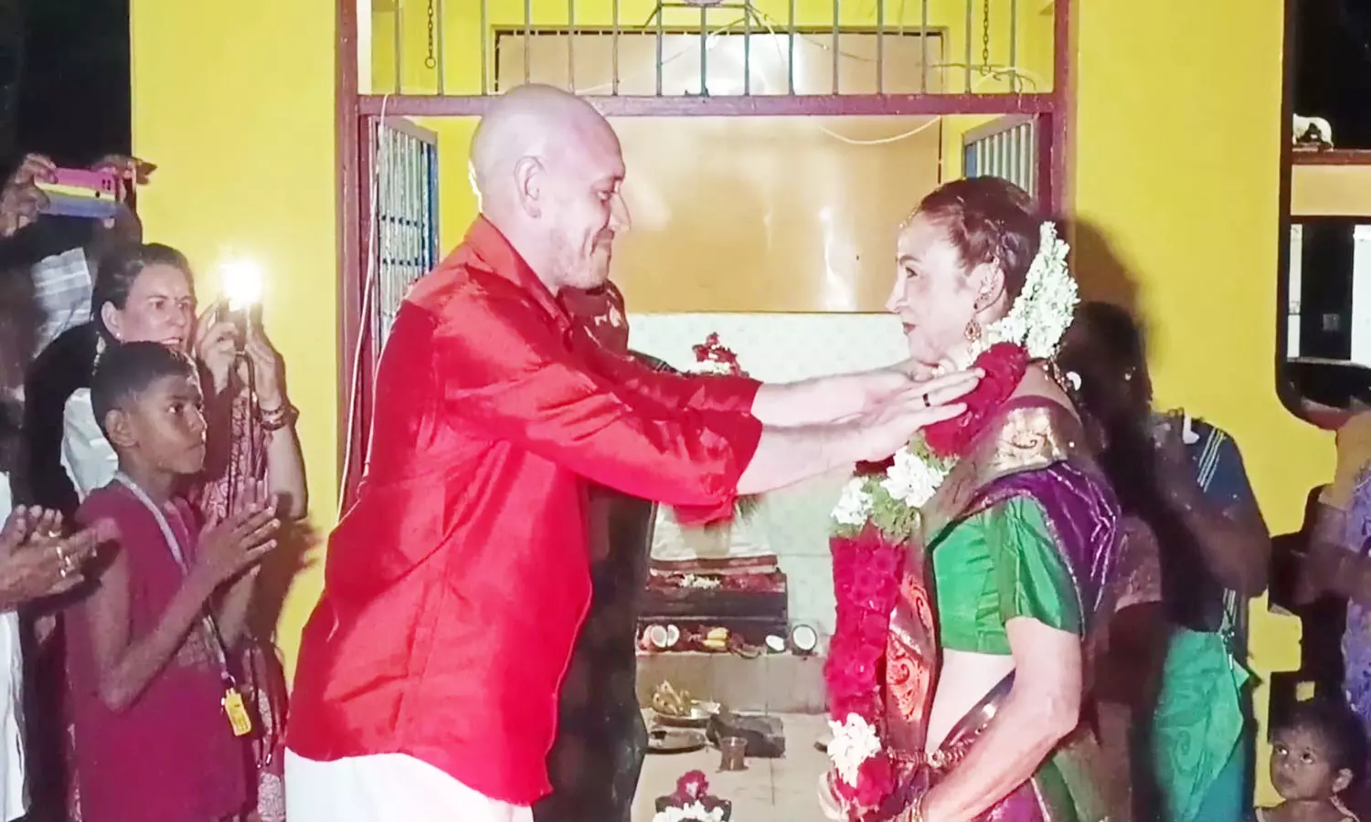 வெளிநாட்டு தம்பதி இந்து முறைப்படி மீண்டும் திருமணம் வெளிநாட்டு தம்பதி இந்து முறைப்படி மீண்டும் திருமணம்