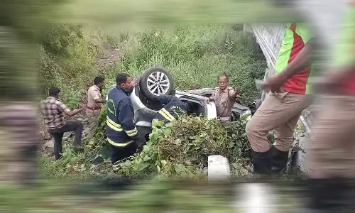 சென்னை அருகே தேசிய நெடுஞ்சாலையில் 20 அடி பள்ளத்தில் கார் கவிழ்ந்து விபத்து: 3 பேர் பலி