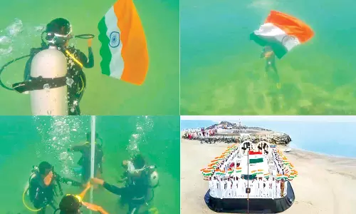 சுதந்திர தினத்தையொட்டி கடலுக்குள் தேசியக்கொடி ஏற்றிய கடலோர காவல் படை வீரர்கள்