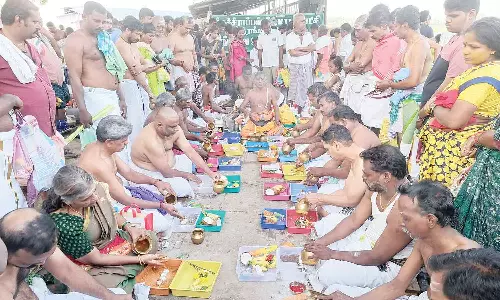 இன்று ஆடி 2-வது அமாவாசை: ஸ்ரீரங்கம் அம்மா மண்டபத்தில் பக்தர்கள் புனித நீராடி முன்னோர்களுக்கு தர்ப்பணம்