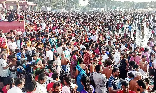 ராமேசுவரம் அக்னி தீர்த்தக்கடலில் பக்தர்கள் புனித நீராடி வழிபாடு