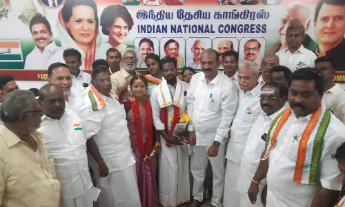 காங்கிரஸ் அலுவலகத்தில் நடந்த திருமணம்- ராகுல்காந்தி வாழ்க என்ற கோஷத்துடன் தாலி கட்டினார்