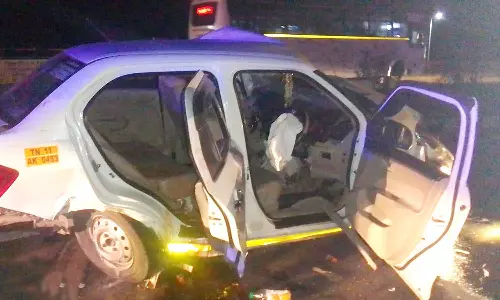 திருச்சி சமயபுரம் அருகே கார் பாலத்தில் மோதி விபத்து- தந்தை பலி