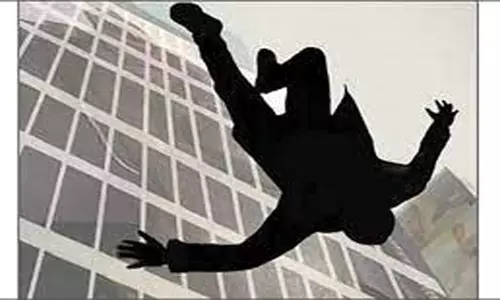 சேலத்தில் மாடியில் இருந்து தவறி விழுந்த வாலிபர் சாவு