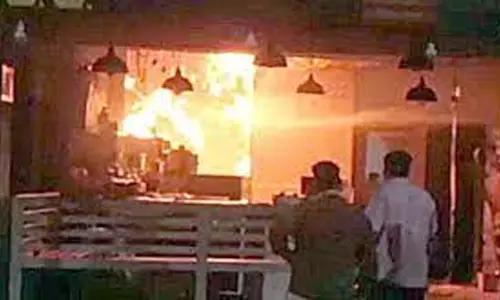 மோகனூர் அருகே இன்று காலை பரபரப்பு டீ கடையில் சிலிண்டர் மாற்றிய போது தீ விபத்து