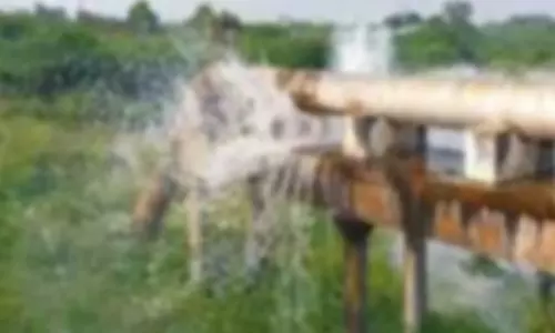 மேட்டூர் அருகே குழாய் உடைந்து வீணாகும் குடிநீர்