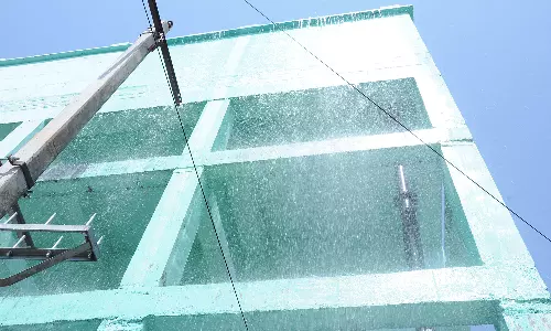 திண்டுக்கல்லில் மேல்நிலைத்தொட்டியில் இருந்து வீணாகி வரும் தண்ணீர்