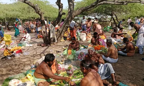 ஆடி அமாவாசையை முன்னிட்டு பித்ருக்களுக்கு  தர்பணம் செய்து வழிபாடு