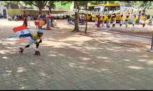 சுதந்திர தினவிழாவில் தேசியக்கொடி ஏந்தி வந்த  ஸ்கேட்டிங் மாணவன்