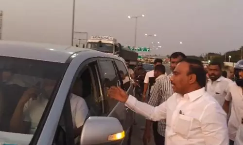 விபத்தில் சிக்கிய வாலிபரை மீட்டு மருத்துவமனைக்கு அனுப்பி வைத்த ஆ.ராசா எம்.பி.