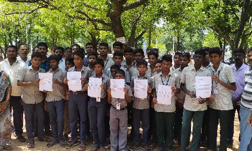 திண்டுக்கல்லில் பள்ளி விடுதி மூடப்பட்டதால் கலெக்டர் அலுவலகத்தில் முற்றுகை