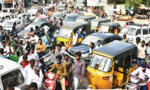 மழை நீர் தேங்கி போக்குவரத்து ஸ்தம்பிப்பு- கிளாம்பாக்கம் புதிய பஸ்நிலையத்தில் அதிகாரிகள் ஆய்வு