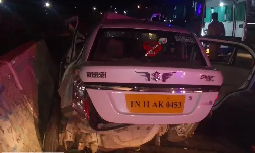 கார் பாலத்தில் மோதிய விபத்தில் ஒருவர் பலி