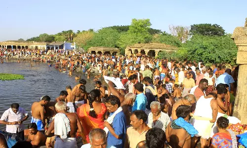 ஆடி அமாவாசையையொட்டி தாமிரபரணி ஆற்றங்கரையில் தர்ப்பணம் கொடுக்க குவிந்த மக்கள்