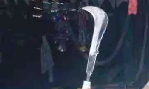 அரிவாளால் கழுத்தில் வெட்டுபட்டு விவசாயி சாவு