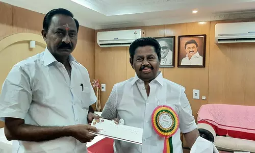 கரையிருப்பில் இருந்து தச்சநல்லூர் பைபாசுக்கு இணைப்பு சாலை அமைக்க வேண்டும்-தி.மு.க. நெசவாளர் அணி செயலாளர் மனு