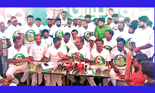 எடப்பாடி பழனிசாமிக்கு  அம்மா பேரவையின் அணிவகுப்பு மரியாதை