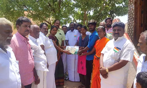 சங்கரன்கோவில் அருகே நீட் தேர்வில் வெற்றி பெற்றவருக்கு அ.தி.மு.க. சார்பில் நிதி உதவி- முன்னாள் அமைச்சர் ராஜலெட்சுமி வழங்கினார்