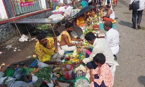 ஆடி அமாவாசை: திருவள்ளூர் கோவிலில் குவிந்த பக்தர்கள்- முன்னோர்களுக்கு தர்ப்பணம் கொடுத்து வழிபாடு