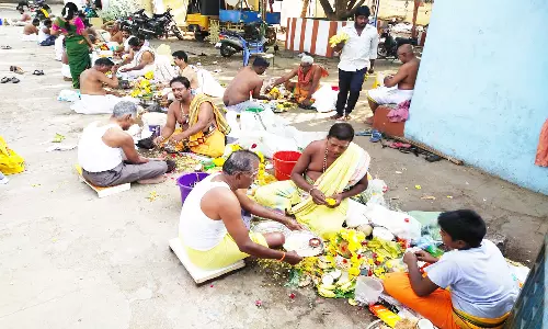 ஆடி அமாவாசையொட்டி முன்னோர்களுக்கு தர்ப்பணம்