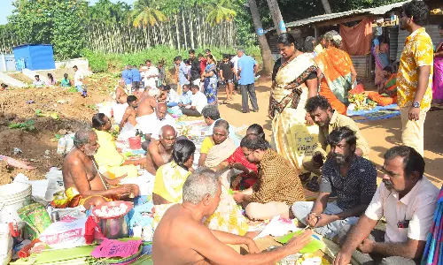 பேரூர் நொய்யல் படித்துறையில் ஆடி அமாவாசை வழிபாடு