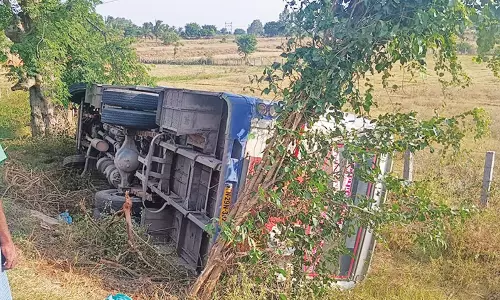 அரசு பஸ் கவிழ்ந்து விபத்து