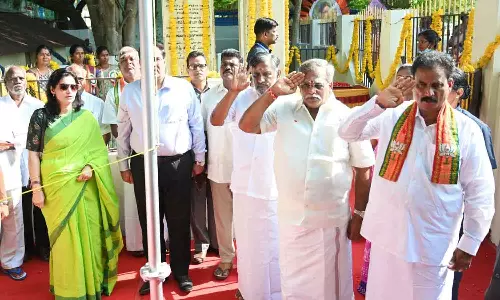 புதுவை கீழூரில் அமைச்சர் தேனீ.ஜெயக்குமார் தேசிய கொடியேற்றினார்