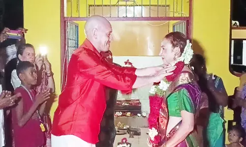 வெளிநாட்டு தம்பதி இந்து முறைப்படி மீண்டும் திருமணம்