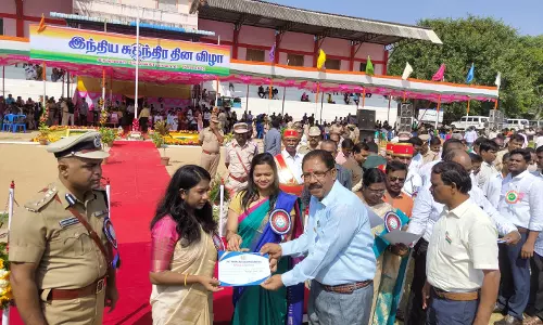 சூளகிரி வட்டார வளர்ச்சி அலுவலர்கள் 4 பேருக்கு விருது