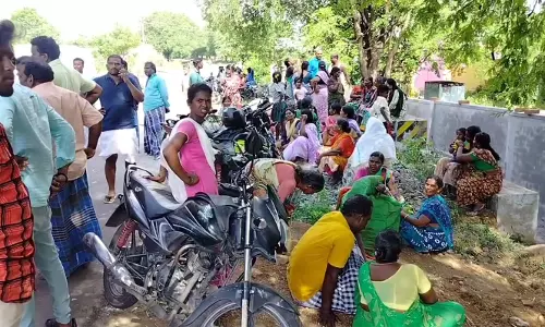 சுடுகாடு ஆக்கிரமிப்பால் இறந்தவரின் உடலை அடக்கம் செய்ய முடியாமல் கிராம மக்கள் தவிப்பு