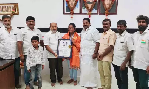 புத்தகம் எழுதி சாதனை படைத்த மாணவிக்கு முன்னாள் எம்.எல்.ஏ., வாழ்த்து