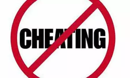 கோவையில் மனைவியை ஏமாற்றி  இளம்பெண்ணை 2-வது திருமணம் செய்த வருமான வரித்துறை அதிகாரி